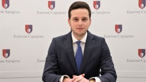 “Najmlađi premijer”: Ko je Nihad Uk, koji je poručio Šapiću da će Sarajevo biti dom posmrtnih ostataka Tita ako ih ne želi Beograd?