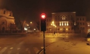 Najoriginalniji semafor u Srbiji: Evo zašto se si zadržavaju na prelazu! (VIDEO)