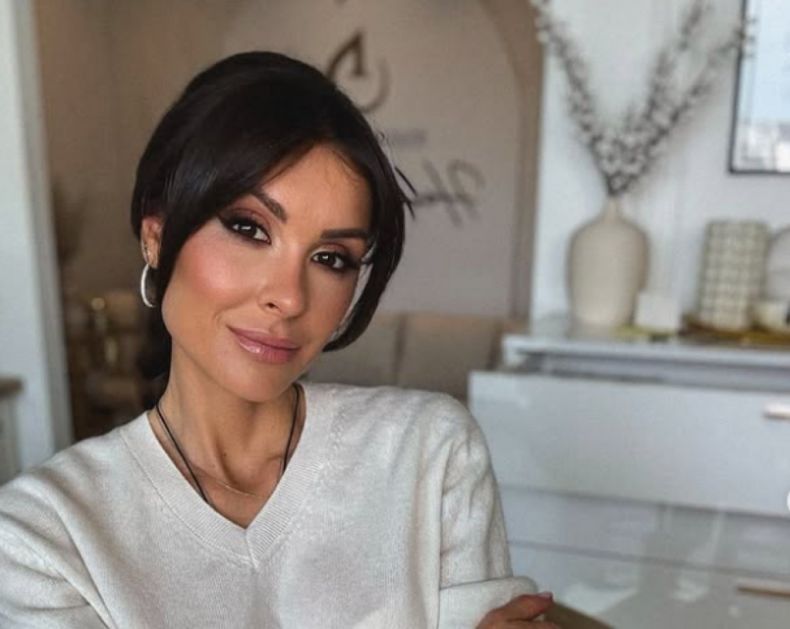 Najtraženija i najmodernija jakna sezone: Ide uz sve, a Dragana Mićalović je ovako kombinuje FOTO