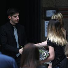 Najtužnija scena na Novom groblju - deca Isidore Bjelice u crnini od glave do pete, Lav i Vila danas sahranjuju člana porodice