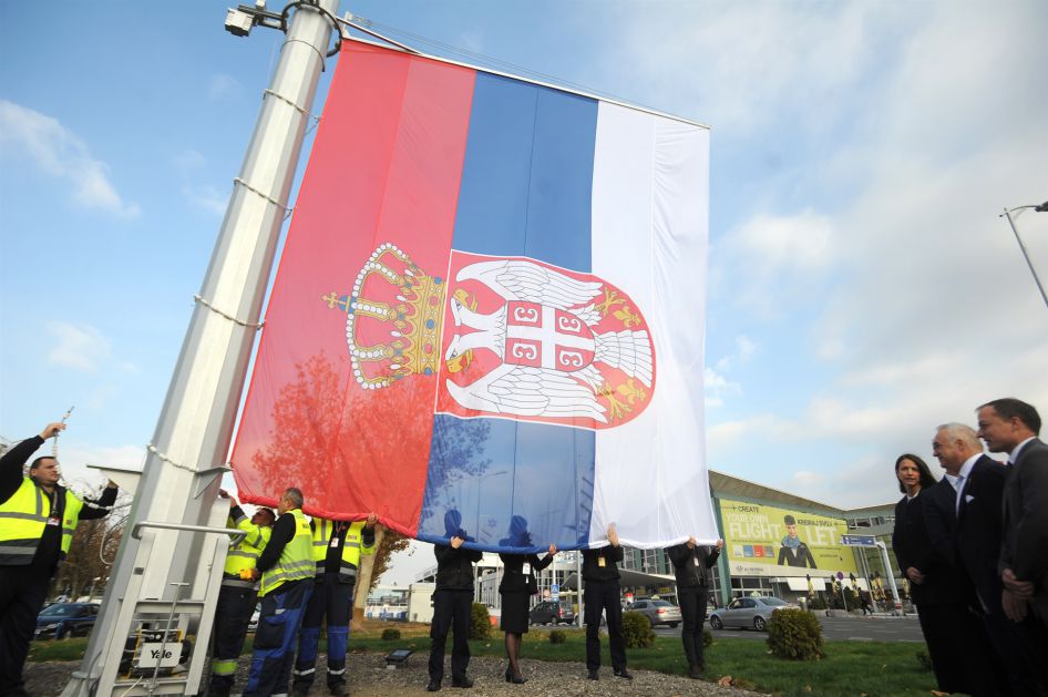 Najveća zastava Srbije na beogradskom aerodromu