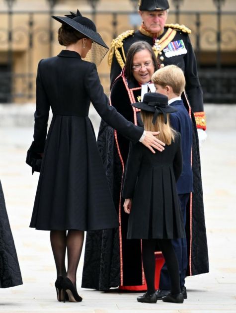 Nakit Kejt Midlton na sahrani kraljice Elizabete simbolizuje posebnu tugu, nazivaju je kraljicom dostojanstva (FOTO)
