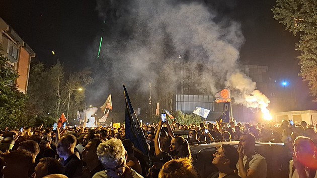 Nakon mirnog protesta, sukob građana i policije. Bačene velike količine suzavca, policija izgurala građane iz kampusa, pa upala u Rektorat 