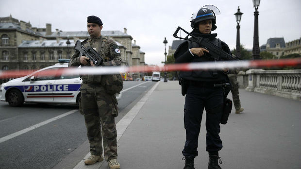 Napad na policajce u Parizu ne ukazuje na terorizam