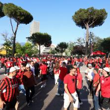 Napeta atmosfera u Tirani: Ovako su srpski fudbaleri dočekani ispred stadiona