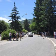 Napeto na biralištu u Kosjeriću: Blokaderi vrše pritisak, birači izloženi vređanju i zastrašivanju (FOTO/VIDEO)