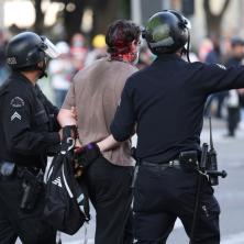 Napetost raste, tenzije na ulicama Los Anđelesa: Američki marinci u sukobu sa stotinama demonstranata ispred federalne zgrade