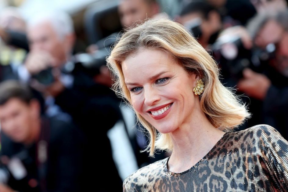 Napravljen sa 4 vrste hijaluronske kiseline, ovaj prirodni tretman protiv starenja popunjava bore za samo 1 minut