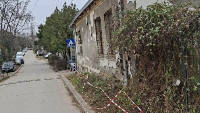 Napuštena kuća na niškoj Paliluli i dalje se urušava – stanari sami ogradili trotoar zbog padanja cigli