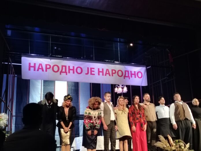 „Narodno je narodno“ – transparent podrške beogradskom pozorištu na otvaranju niškog festivala