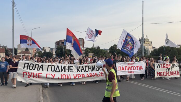 „Naša deca nisu nacisti“ – prefarban kukasti krst i zatražena ostavka gradonačelnika na protestu u Nišu