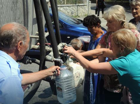 Naselja oko Trebinja bez vode na plus 41: Stanovništvo plaća cisterne