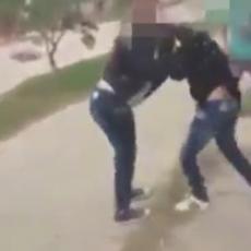 Nasilje vršnjaka ne prestaje: Devojčica (15) NOŽEM izbola drugu učenicu isped škole (UZNEMIRUJUĆI VIDEO)