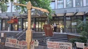 Nastavlja se blokada suda u Novom Sadu: Devojka kojoj su SNS aktivisti polomili vilicu danas daje iskaz pred sudijom