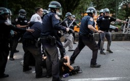 
					Nastavljeni protesti u SAD, u Njujorku sukobi policije i demonstranata 
					
									
