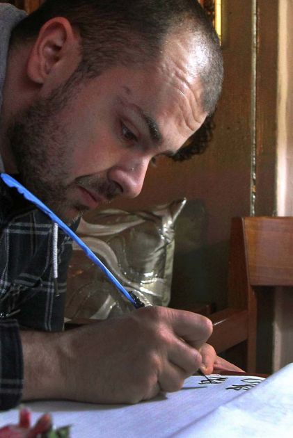Nastavnik fizičkog mastilom i perom prikuplja novac za lečenje bolesne dece