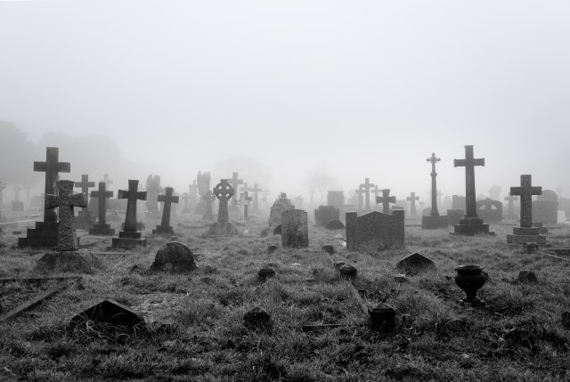 Naučnici razotkrivaju mitove: Da li se duhovi zaista ukazuju na grobljima? VIDEO