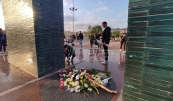 Navijači Partizana u tišini ostavljaju cveće i pale sveće ispred Beogradske arene