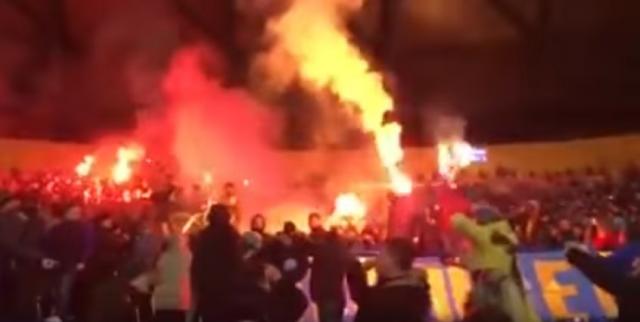 Navijači Ukrajine zapalili srpsku zastavu