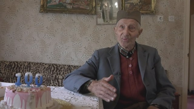 Ne jede jagnjetinu i belo meso, a napunio 100 godina: Deda Radovin iz Dudovice je fenomen FOTO