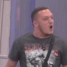 Ne možete mi ništa, vi ste svi jedne... Gastoz potpuno pukao, pa krenuo da urla i vređa sve ukućane - Neka vam ćerkama bude kao Anđeli (VIDEO)