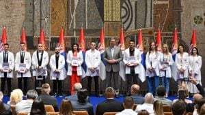 „Ne pristajte da budete prosečni“: Vučić uručio ugovore o radu najboljim diplomcima medicine i svršenim đacima medicinskih škola