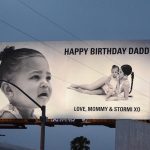 Ne štedi ni dolar: Kylie Jenner bilbordom čestitala rođendan Travisu Scottu