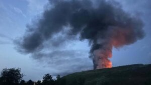 Ne zadržavajte se napolju: Ekstremno zagađen vazduh u Kraljevu zbog požara na smetlištu (VIDEO)