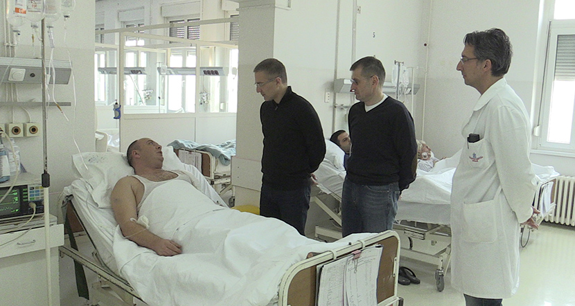Nebojša Stefanović i Vladimir Rebić posetili policajca kojeg su izboli nožem u Barajevu (FOTO)