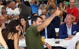 
					Nefleksibilnost Pokreta pet zvezdica otežava formiranje nove vlade Italije 
					
									