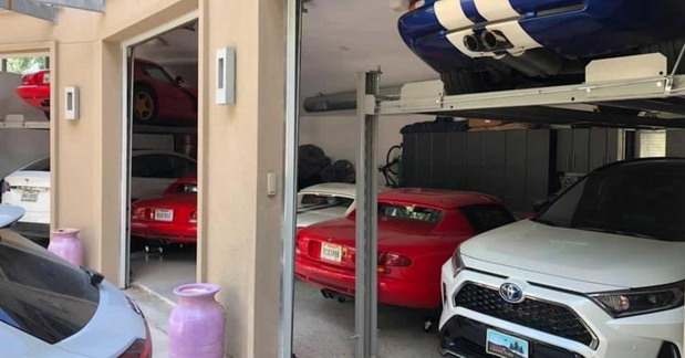 Neko je ugurao sedam automobila u garažu namenjenu za samo tri