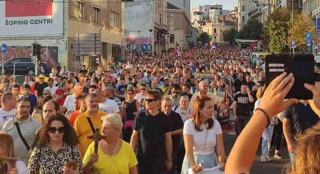 Nekoliko desetina hiljada ljudi poručilo Vučiću: Nećemo gej paradu! (VIDEO)