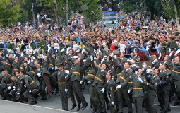 
					Nekoliko hiljada ljudi na promociji najmlađih oficira Vojske Srbije u Beogradu 
					
									