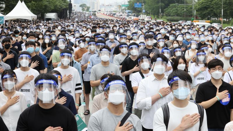 Nekoliko hiljada ljudi u Seulu protestuje protiv predsednika Mun Džae Ina 