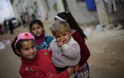 
					Nekoliko hiljada raseljenih Sirijaca napušta prihvatni kamp Al Hol 
					
									