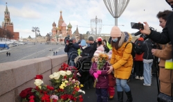 Nekoliko stotina ljudi na obeležavanju godišnjice ubistva ruskog opoziconara Njemcova (FOTO)