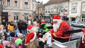 Nekoliko stotina najmlađih Zemunaca dočekalo Deda Mraza