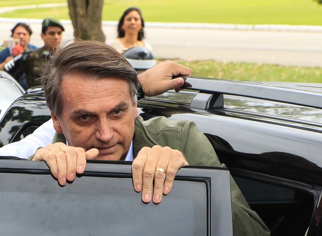 Nema izvinjenja Bolsonara za ruganje Brižit Makron, ali pokušava da se iščupa brisanjem