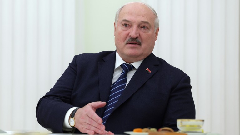 Nema smisla da Rusija potpisuje mirovni sporazum sa Zelenskim – Lukašenko