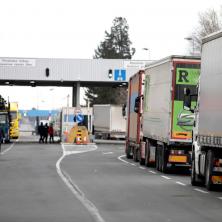 Nema zadržavanja na putevima Srbije, ali vozila na ovom graničnom prelazu čekaju i do tri sata