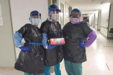 Fotografija koja je šokirala svet: Nemaju zaštitnu opremu, medicinske sestre nose kese za đubre