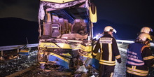 Nemačka: Autobus udario u kamion, vozač poginuo,18 povređeno