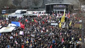 Nemačka: Hiljade građana protestuju zbog glasanja koje je uzdrmalo politiku
