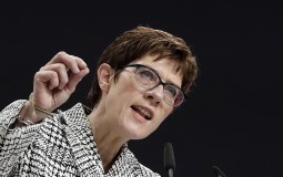 
					Kramp-Karenbauer izabrana za liderku CDU-a 
					
									