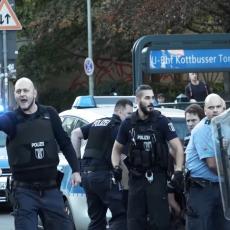 Nemačka U ŠOKU: Policajci tuku muškarca koji je ukrao bicikl, prolaznici stali u njegovu zaštitu (VIDEO)