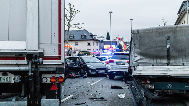 Nemačka, ukradenim kamionom uleteo u automobile na semaforu