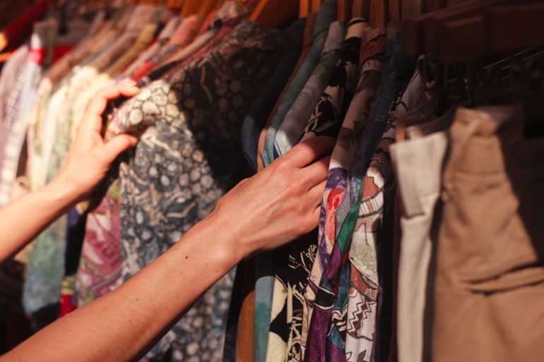 Nemate iskustva u kupovini vintidž i polovne odeće: Evo kako da kupujete u “second hand” prodavnicama