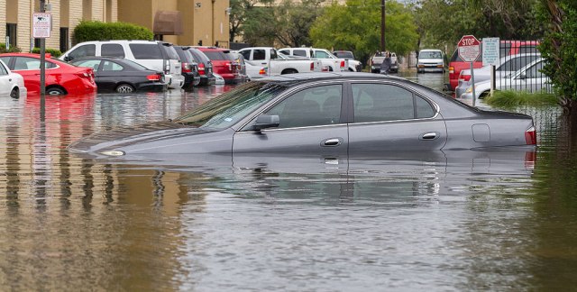 Poplavljeno preko 200.000 automobila – kupci bi mogli da budu prevareni