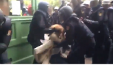 Nemilosrdna španska policija šutira i čupa za kosu VIDEO