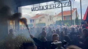 Nemiri u Prištini: Vetarni OVK zapalili baklje, otkazana konferencija tužiteljke